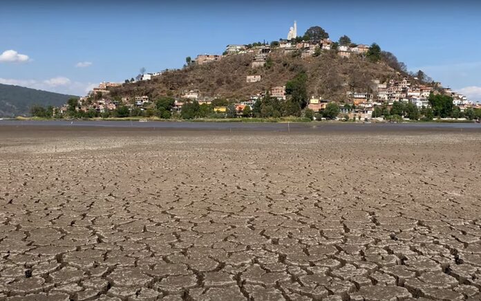 Lago de Pátzcuaro luce desértico; a Janitzio casi se llega caminando | Video