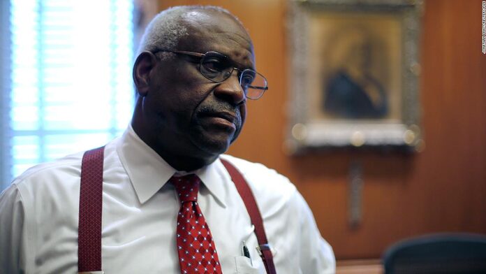 Los demócratas critican al juez Clarence Thomas, pero su plan para investigar las acusaciones de ética no está claro