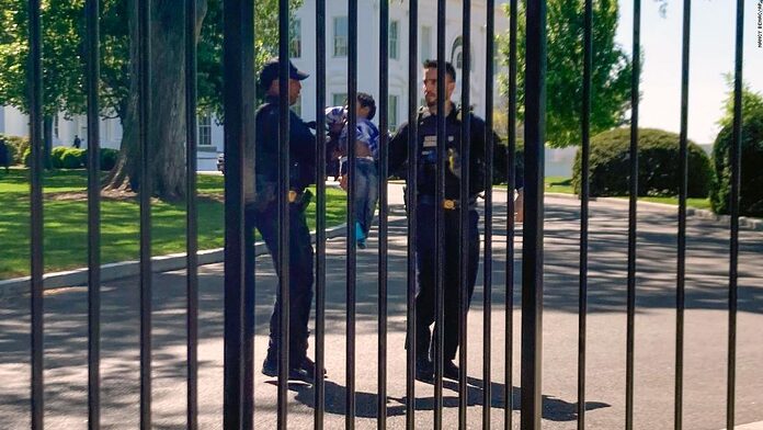 Un niño pequeño trepa por la valla de la Casa Blanca y provoca la respuesta del Servicio Secreto