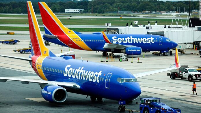 Southwest dice que los vuelos se reanudaron después de retrasos causados ​​por “problemas tecnológicos”