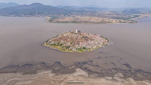 Agoniza parte del lago de Pátzcuaro; ha perdido mucha  agua: comuneros