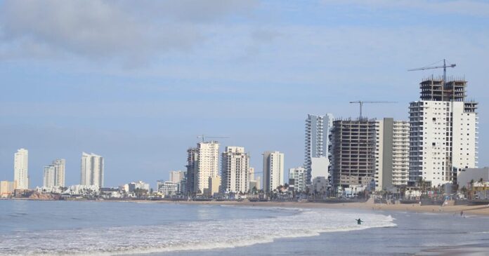 ¡Precaución! Alertan autoridades marítimas y de seguridad por mar de fondo en Mazatlán