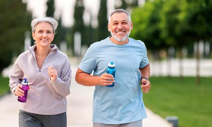 Expertos recomiendan el mejor momento del día para caminar y reducir el colesterol