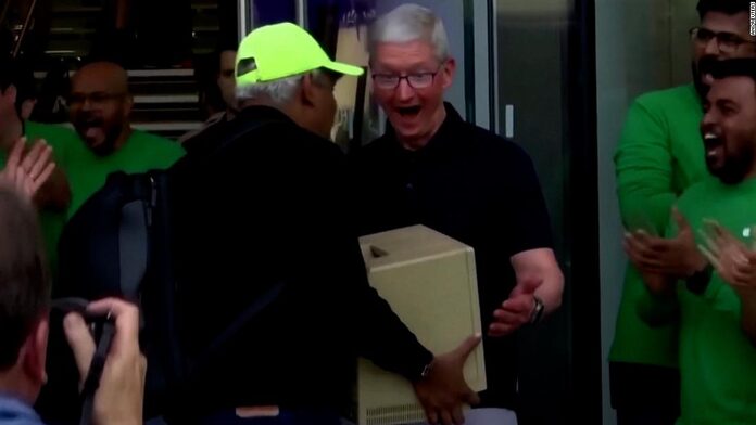 El CEO de Apple recibió un Macintosh original.  ver su reacción