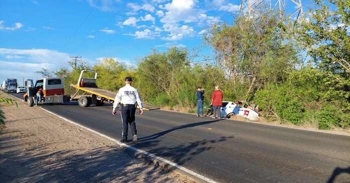 Guasavense sufre accidente tipo salida de camino al evitar chocar con una motocicleta en Los Mochis