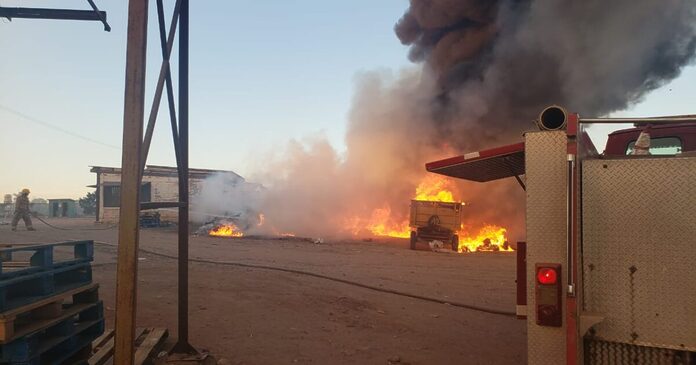 Se registra fuerte incendio en Charay; bomberos de El Fuerte y Ahome trabajan para apagar el fuego