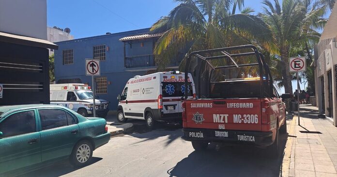 Turistas son rescatados de ser ahogados en la  playa de la Zona Dorada, en Mazatlán