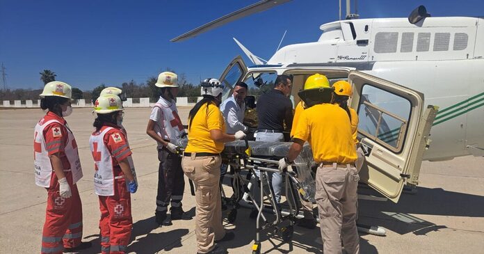 Trasladan a un hospital de Mazatlán a brigadista lesionado en el incendio forestal de Concordia