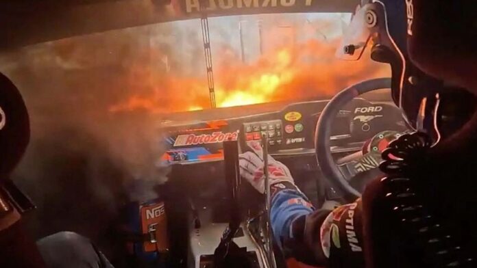 VÍDEO: el onboard del momento en el que se incendia el motor de un Ford Mustang de Formula Drift en plena competición