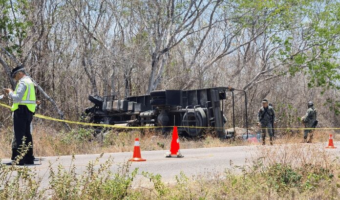 Camión de la Sedena vuelca y deja 4 heridos en la carretera Mérida-Celestún