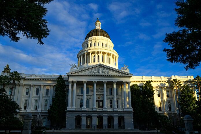 Legisladores de California debaten sobre Froot Loops y condones gratuitos