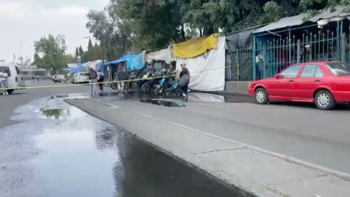 Comerciantes bloquean carretera México-Tacuba por fuga que desperdicia litros de agua