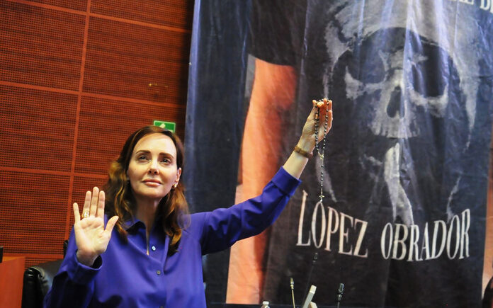 Senado debate playera de la Santa Muerte… Lilly Téllez sacó un rosario