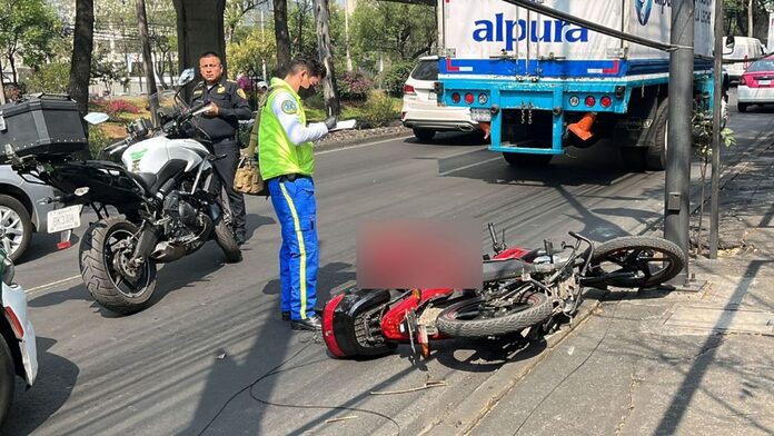 Motociclista choca contra camioneta y pierde la vida en Periférico Sur, CDMX