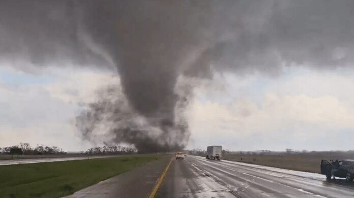 VIDEO: Imponente tornado enciende las alertas en el sureste de Nebraska, EU