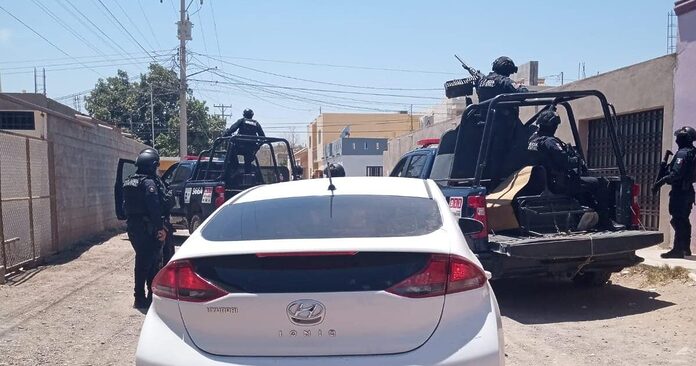 Policías detienen a joven que portaba un arma cuerno de chivo a bordo de auto robado, en Culiacán