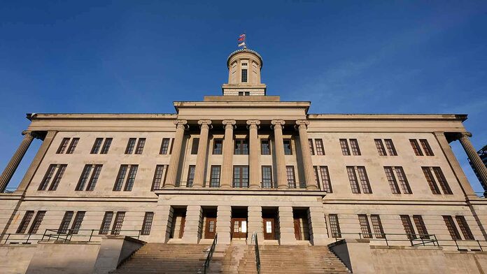 Legisladores de Tennessee aprueban proyecto de ley que penaliza a los adultos que ayudan a menores a recibir atención de afirmación de género