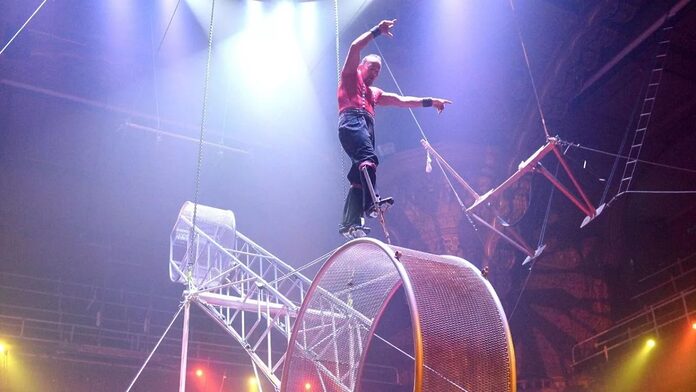 Acróbata de circo se cae de “La Rueda de la Muerte” en vivo y desata el pánico entre los asistentes