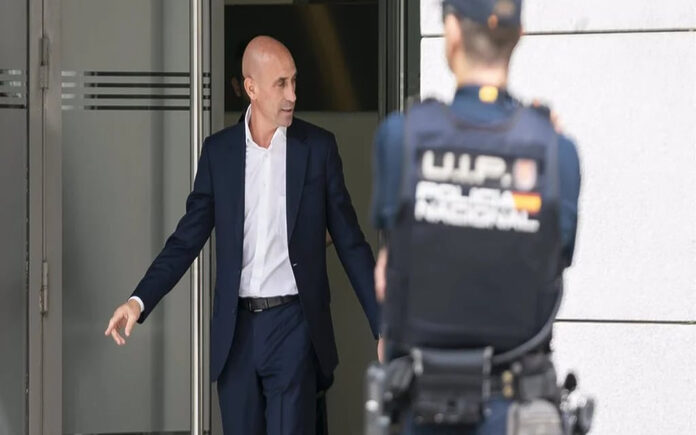 Se sienta Luis Rubiales, este lunes, en el banco de los acusados