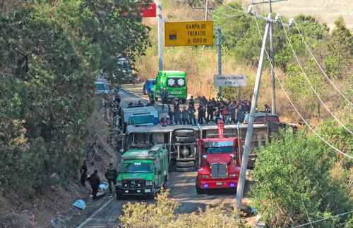 Autobús con peregrinos vuelca en Malinalco; 18 muertos y 27 lesionados