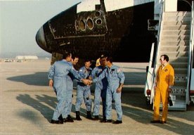 Los astronautas del STS-41C se felicitan por el éxito del vuelo