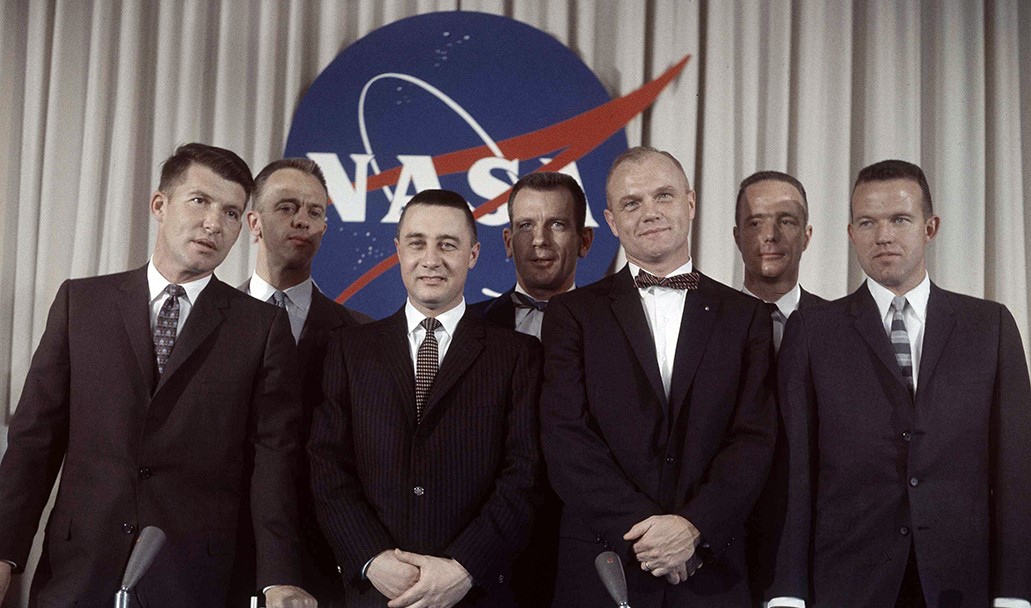 Foto de grupo de los astronautas de Mercury 7 en su primera aparición pública en abril de 1959: Walter M. Schirra, izquierda, Alan B. Shepard, Virgil I. “Gus” Grissom, Donald K. “Deke” Slayton, John H. Glenn, M (Scott Carpenter y L. Gordon Cooper)