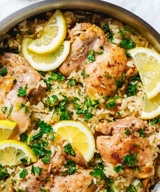 Pollo y arroz con limón y hierbas.