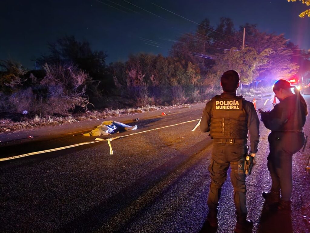 Elementos policiacos junto a la zona acordonada donde se encuentra el cuerpo sin vida