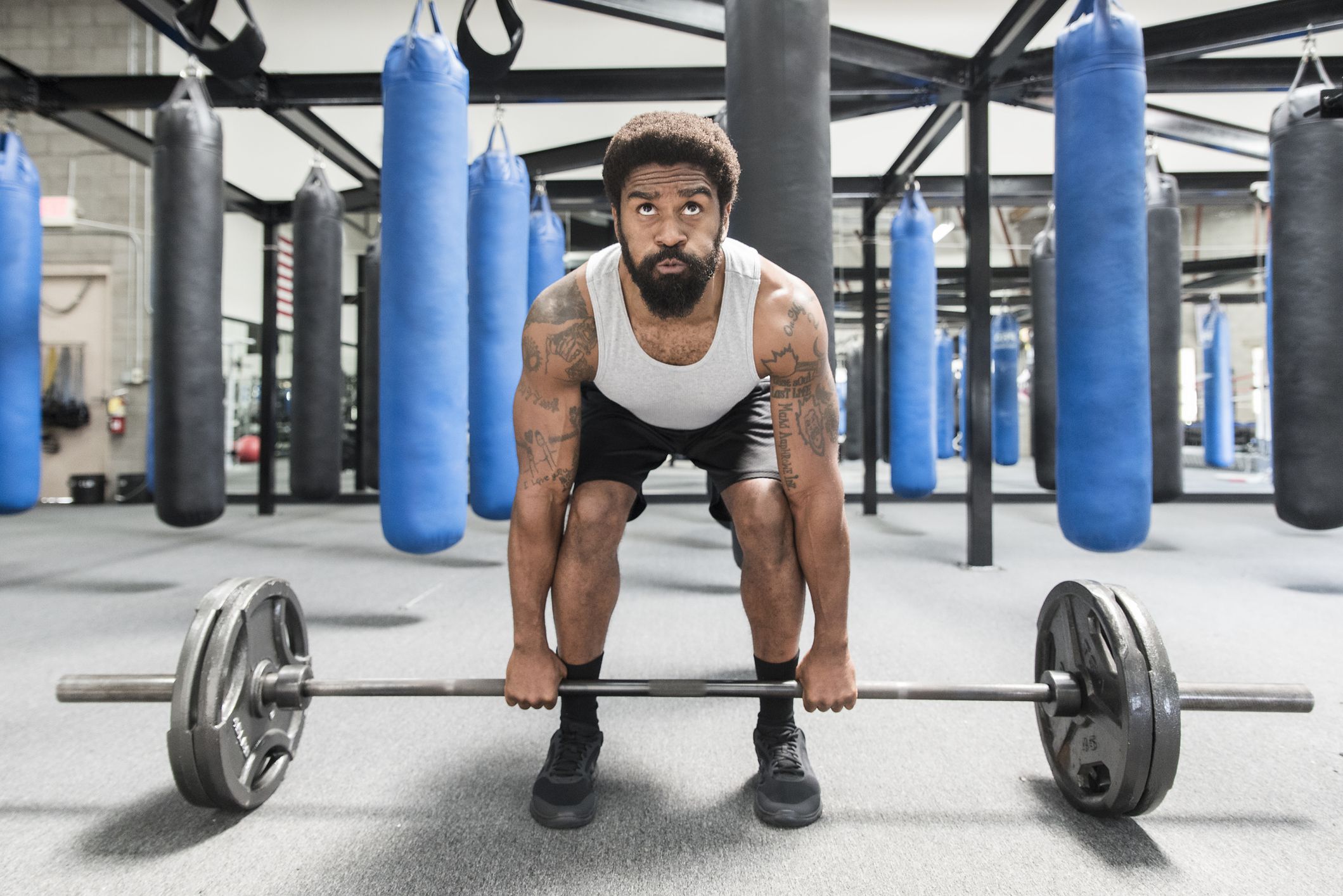 hombre negro levantando pesas en el gimnasio