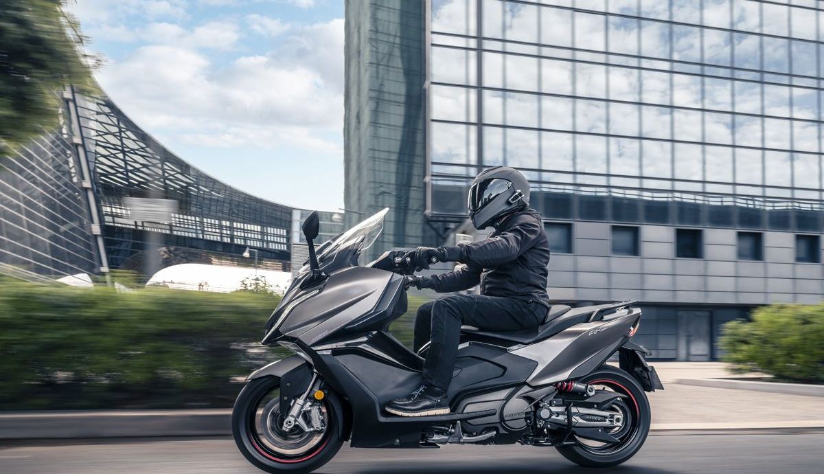 KYMCO AK 550 Premium accion (9)