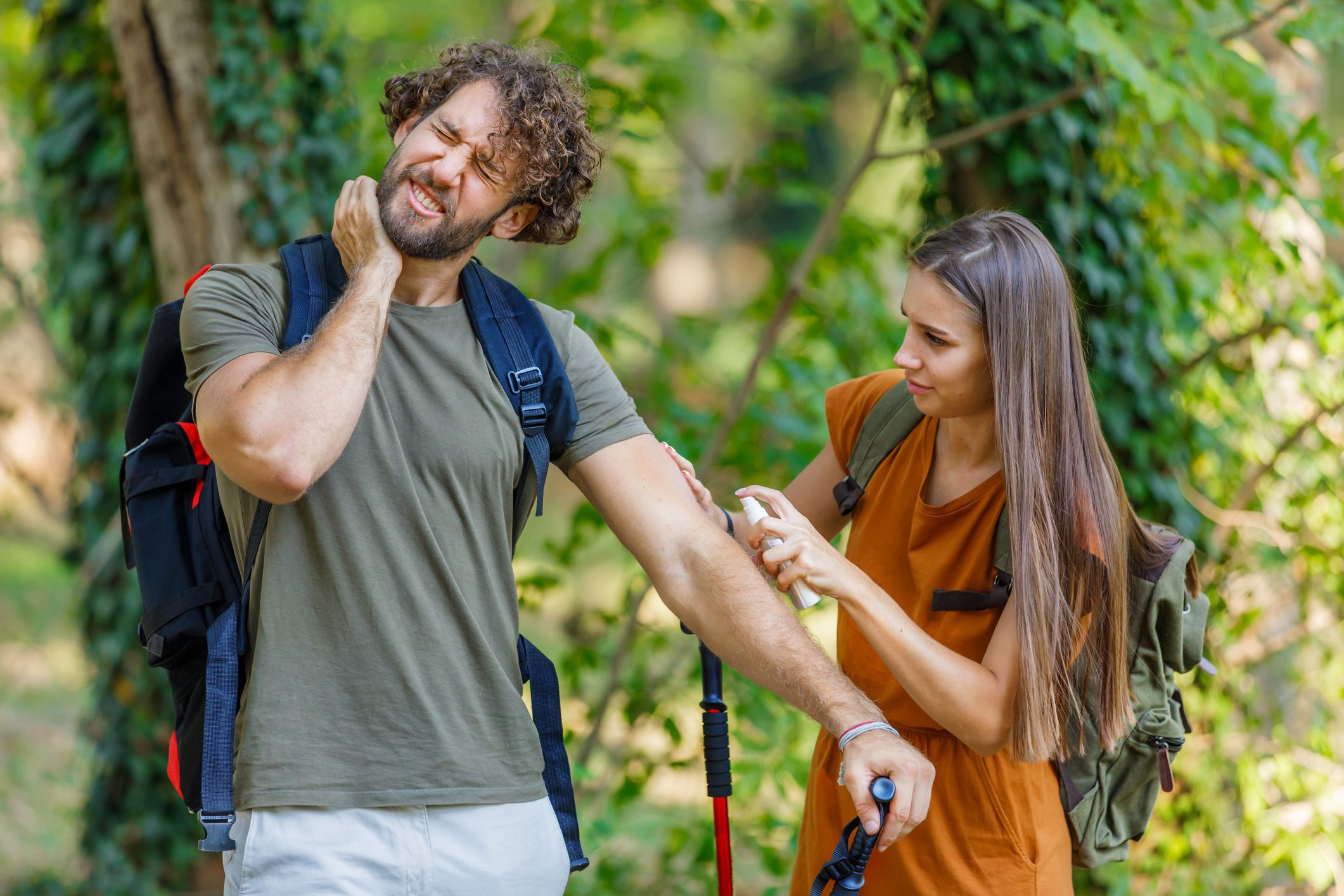 El hombre y su esposa se rascan la piel con picazón debido al ataque de insectos en la naturaleza.