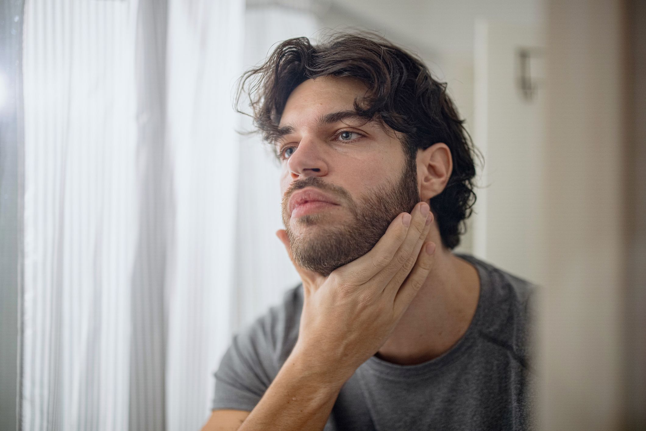 hombre aplicando suero en la cara