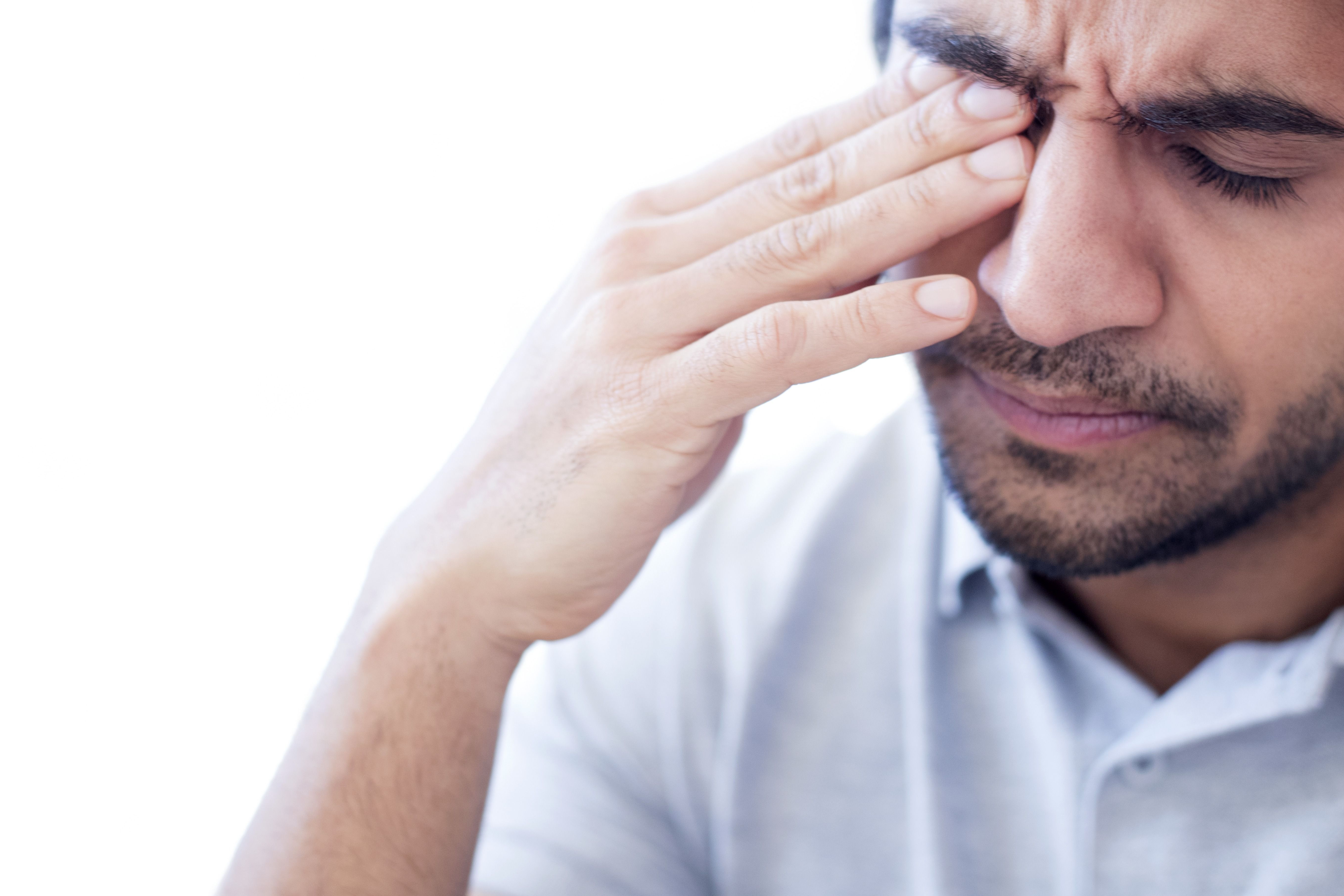 hombre frotándose el ojo derecho