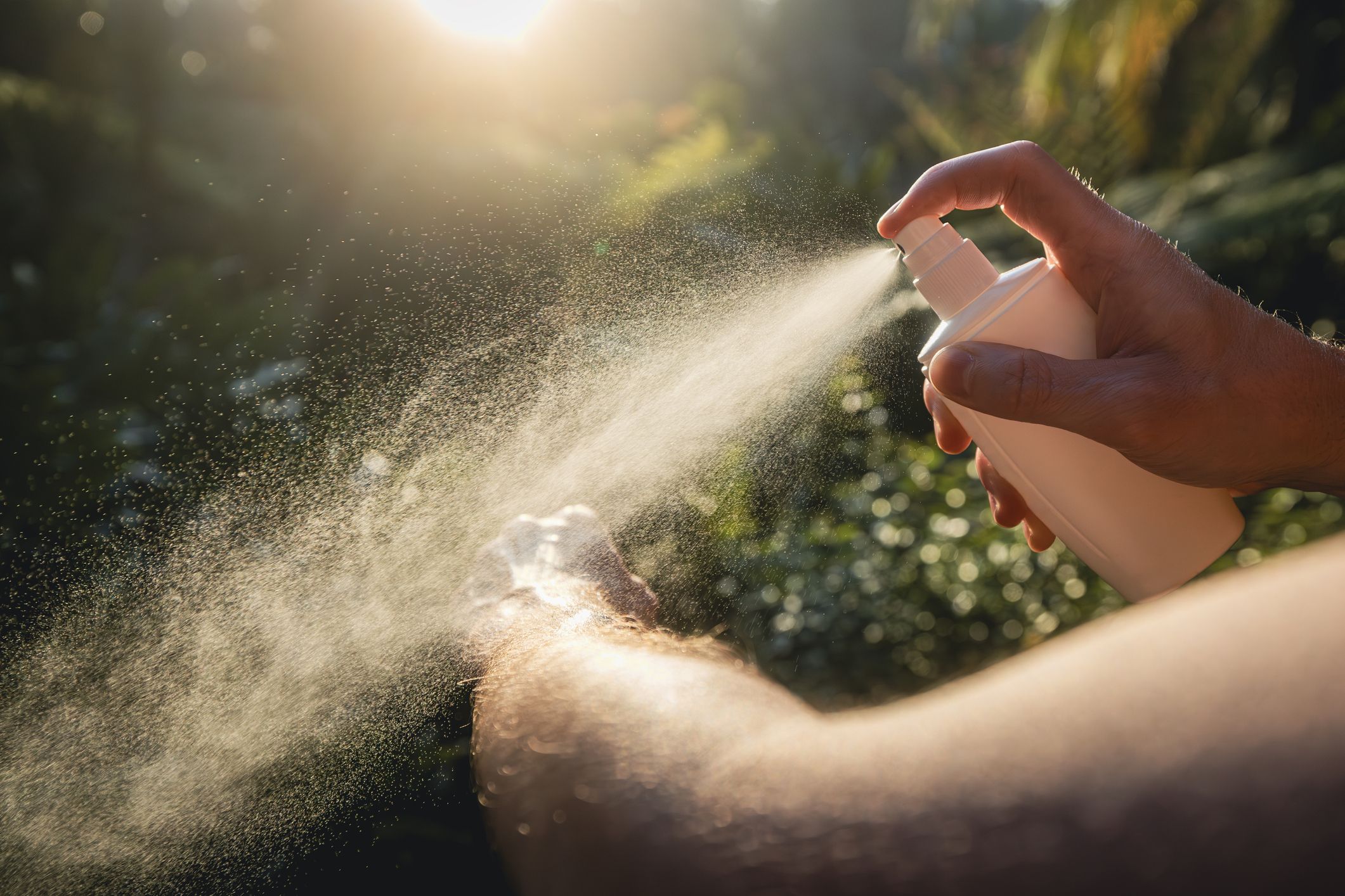 hombre mientras aplica repelente de insectos