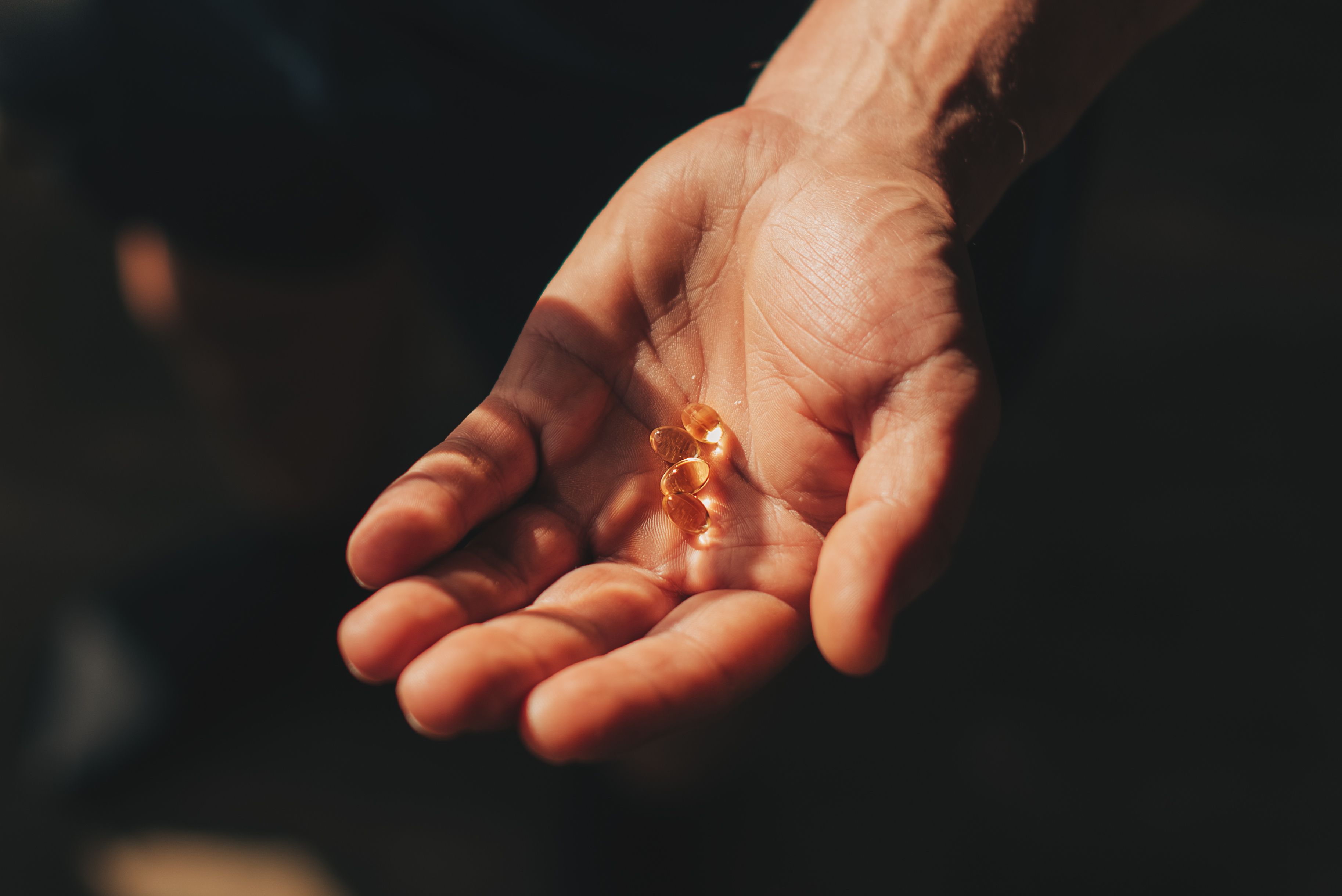 medicina en la mano, paciente que se suicida por sobredosis de medicamentos, cerca de pastillas de sobredosis y adicto, triste, infeliz, milenario europeo que sostiene muchas drogas diferentes en la palma, vista superior