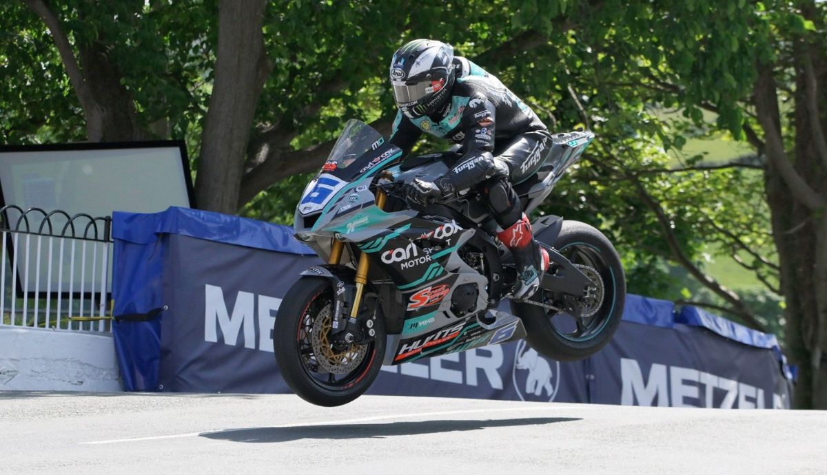 Michael Dunlop ganó en Supersport y ya lleva 4 victorias en 2023 y 25 en el IOMTT