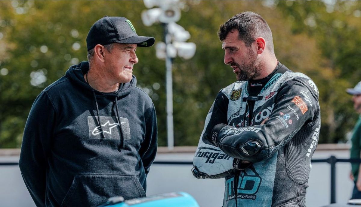 Michael Dunlop junto a John McGuinness, al que superó en victorias en el TT el pasado 2023