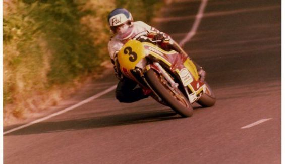 Pat Hennen en el Senior TT de 1978, camino del récord.