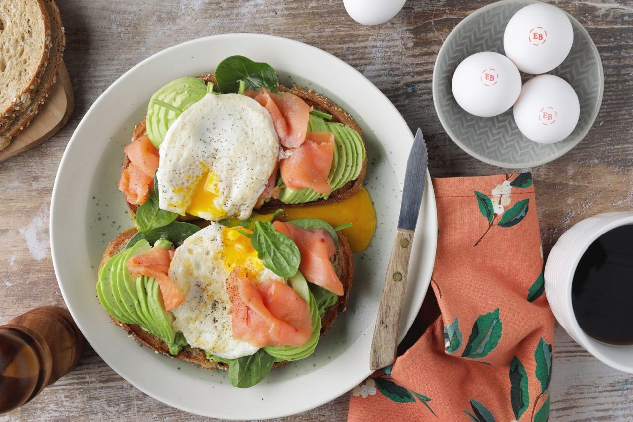 tostada de aguacate con salmón y huevos