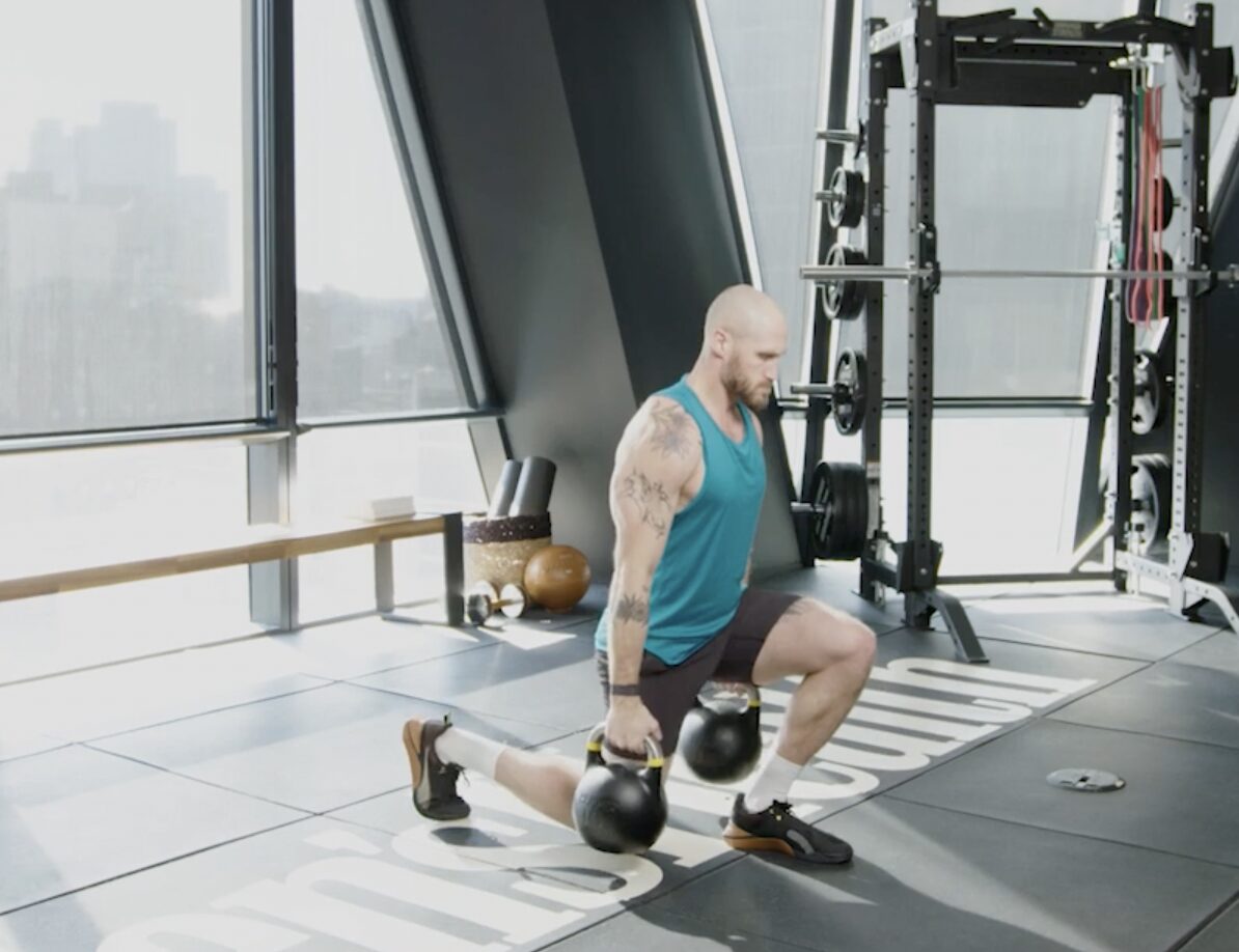 un hombre haciendo ejercicio en el suelo de un gimnasio