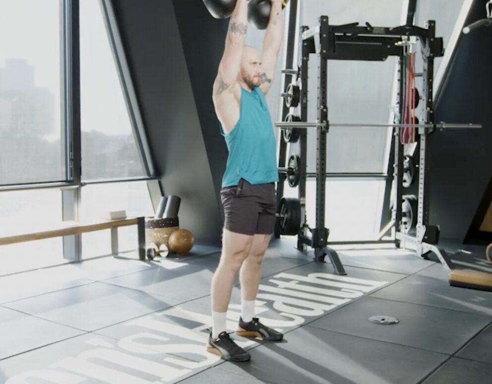 una persona haciendo ejercicio en un gimnasio