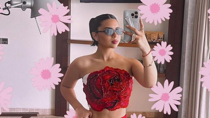 Ángela Aguilar deslumbra con un look primaveral de rosas y confirma el rojo como color de la temporada