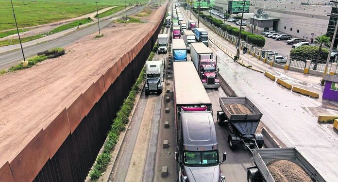 Varados, más de 2 mil camiones en   frontera con Texas