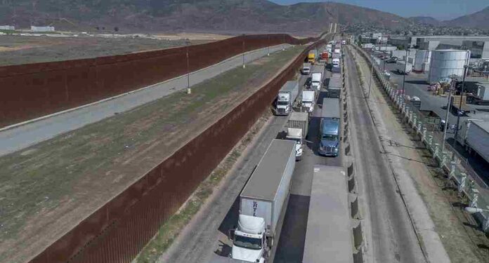 Fila en frontera de Texas por revisión a autotransporte de carga alcanza 17 km | El Universal