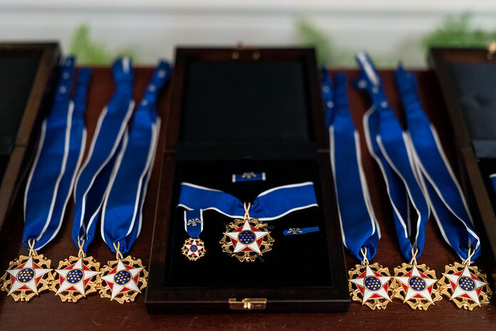 Ex director del centro de la NASA y científico recibirá medallas presidenciales