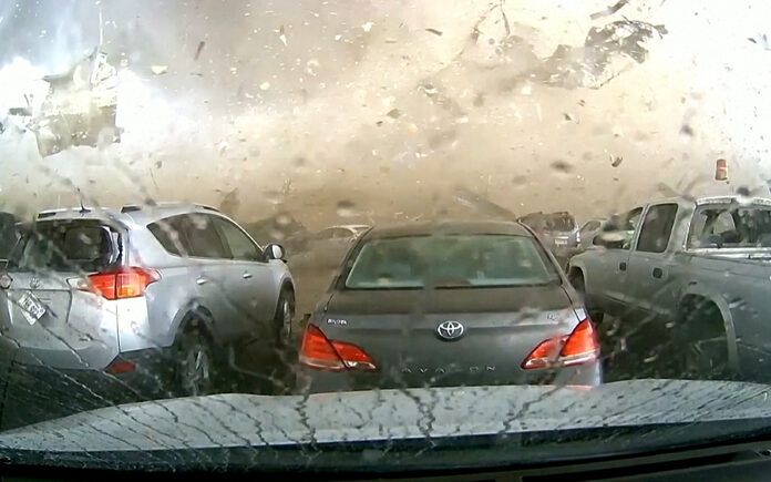 Cámara de auto capta poderoso tornado arrasando un edificio | Video