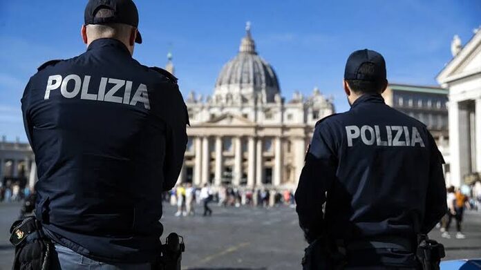 Detienen a sacerdote armado en el Vaticano; alega que es para su defensa