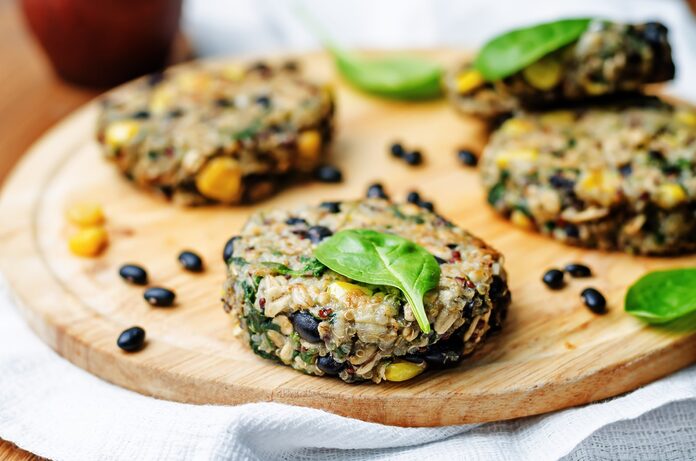 Cómo utilizar una lata de frijoles negros para almuerzos, desayunos e incluso postres fáciles