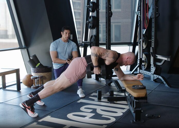 Pruebe este entrenamiento de remo en plancha de 5 minutos de movimiento rápido para desarrollar una espalda grande