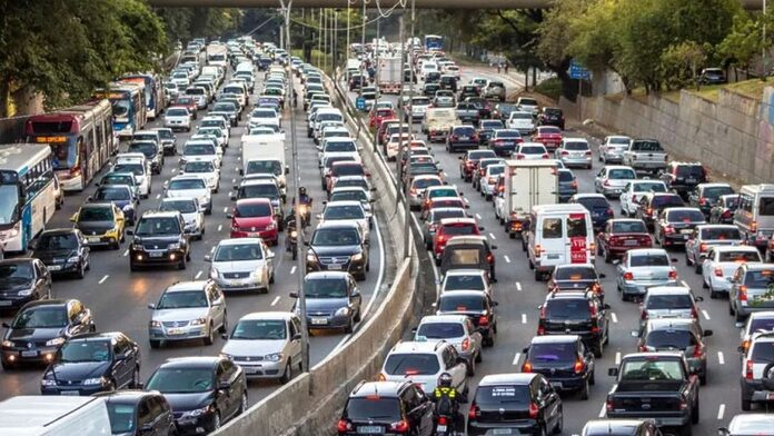 Así deberás colocar tu coche en los atascos a partir de 2025